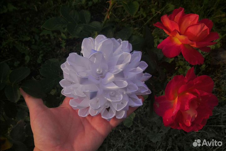 Белые банты для школьницы