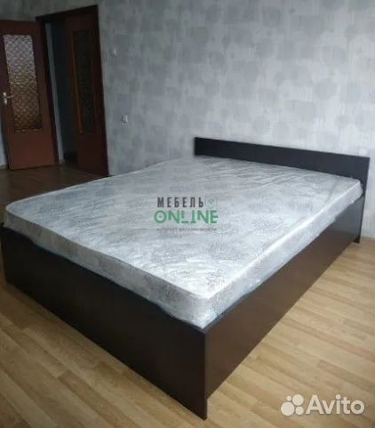 Кровать двуспальная с матрасом