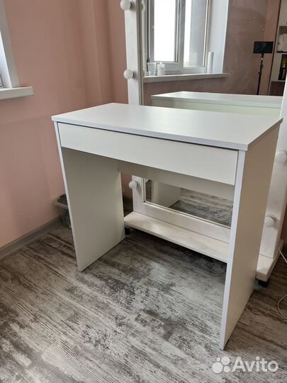 Стол туалетный