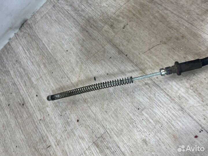 Трос стояночного тормоза задний левый Mitsubishi