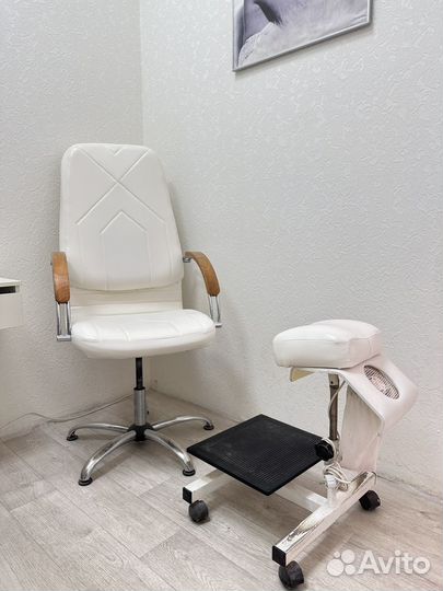 Массажный стол,стелаж,кресло педикюрное
