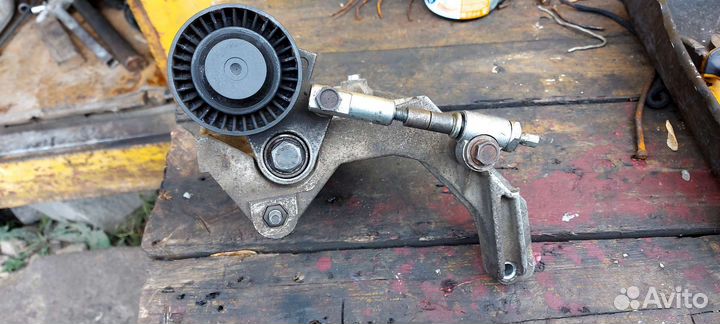 Кронштейн генератора в сборе Лада Гранта