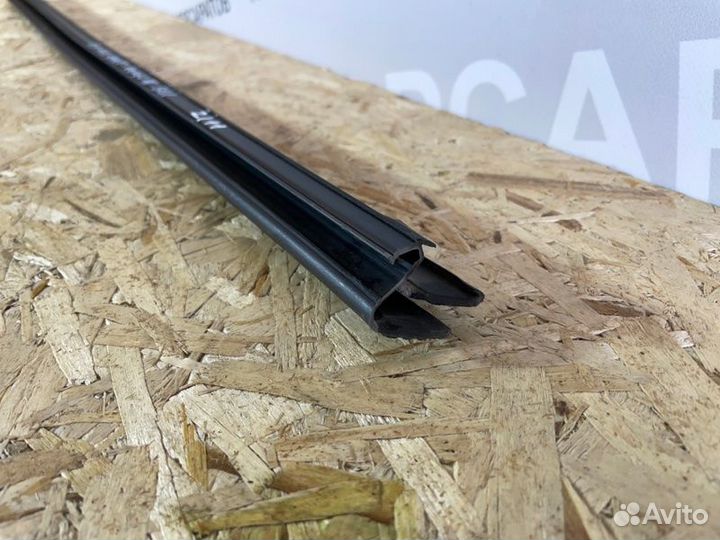 Молдинг стекла внутренний передний левый Ford