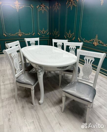 Стол обеденный. В наличии
