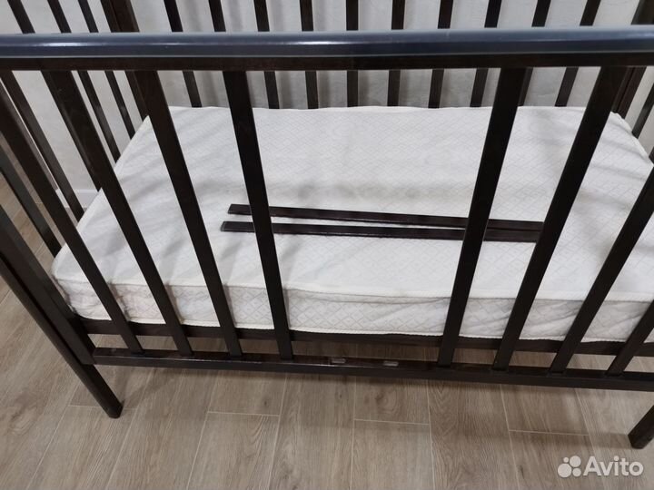 Детская кроватка с маятником