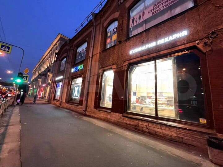 Угловое, проходное, 10 витрин, 100 квт