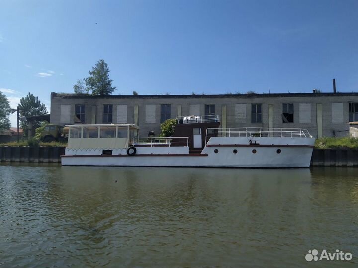 Прогулочный катер