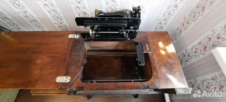 Швейная машина, госшвеймашина на станине пгмз СССР