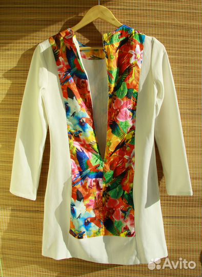 Белое платье с рисунком 