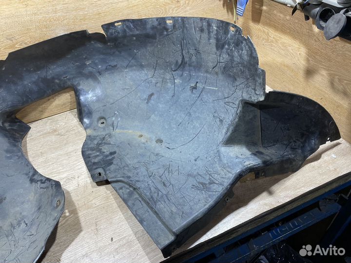 Подкрылок передний правый VW Touran 1 1704423