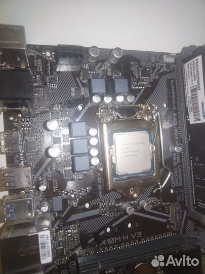 Материнская плата LGA 1200 с процессором и памятью