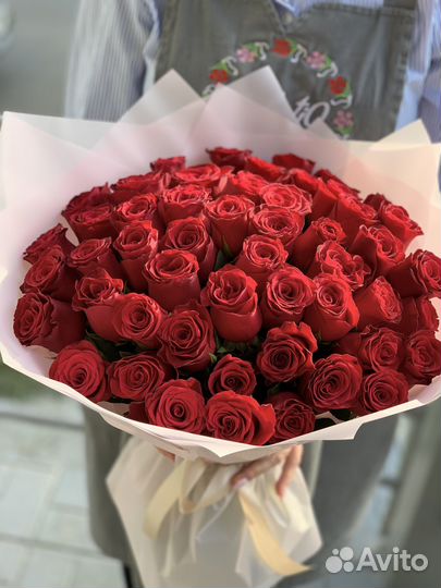 Букет из красных роз и белых, пионовидные,кустовые