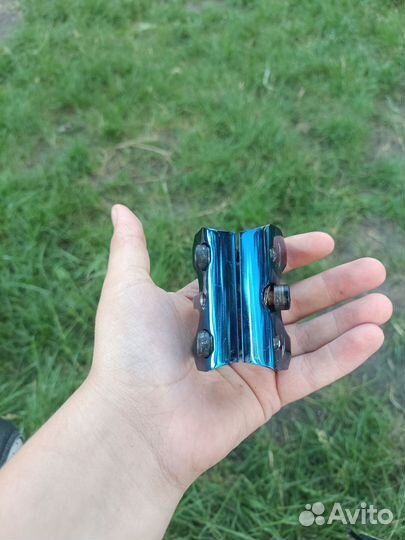 Зажим на трюковой самокат