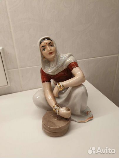 Фарфоровая статуэтка