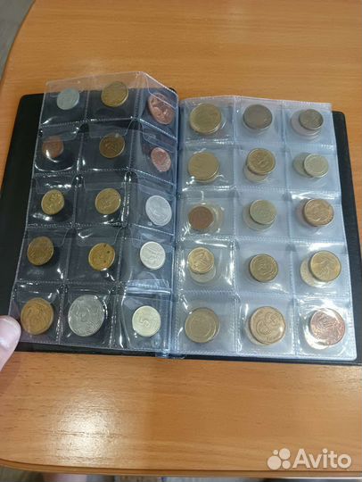 Альбом с иностранными монетами 120 шт