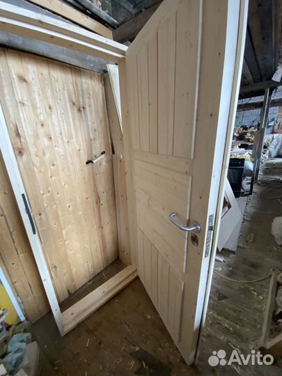 Дверь входная деревянная утепленная в дом