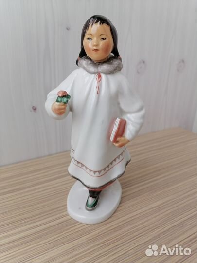 Статуэтка Якутка с цветком и книгой