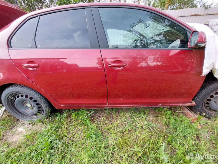 Volkswagen Jetta 1.6 МТ, 2009, битый, 200 000 км