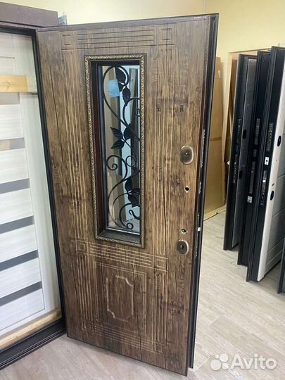 Дверь входная, со стеклом,ковкой
