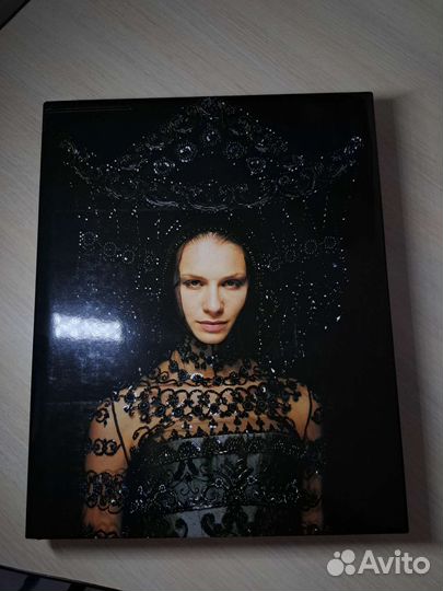 Книга альбом Валентин Юдашкин