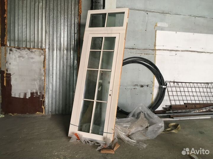 Новая деревянная уличная пластиковая евро дверь