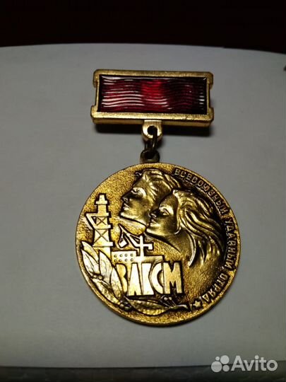 Значки комсомола СССР и пионерии