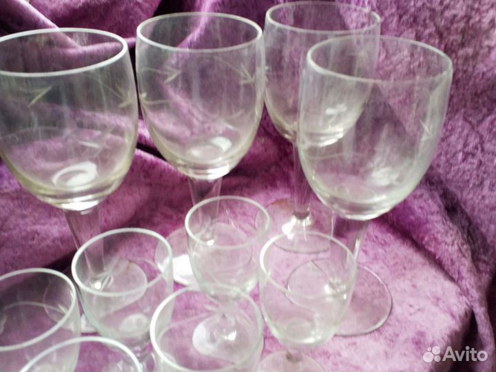 Графин с фужерами и рюмками