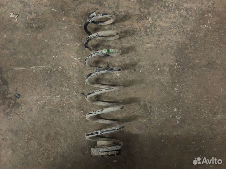 Volkswagen polo пружина задняя