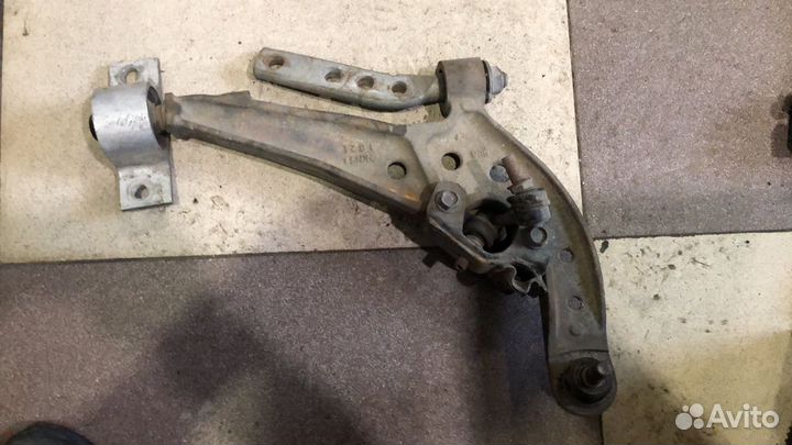 Рычаг подвески правый Nissan Serena 1999-2005