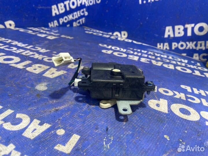 Моторчик заслонок отопителя Nissan Cefiro A33