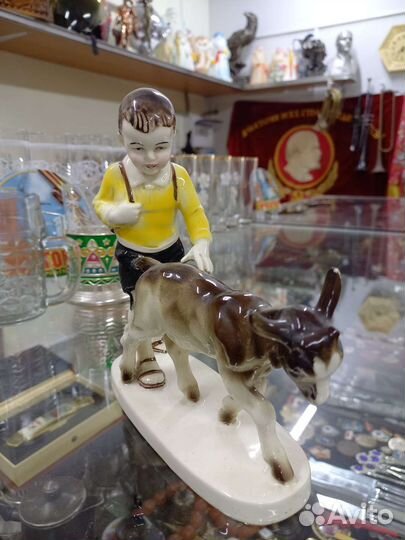 Фарфоровая статуэтка мальчик с козликом германия