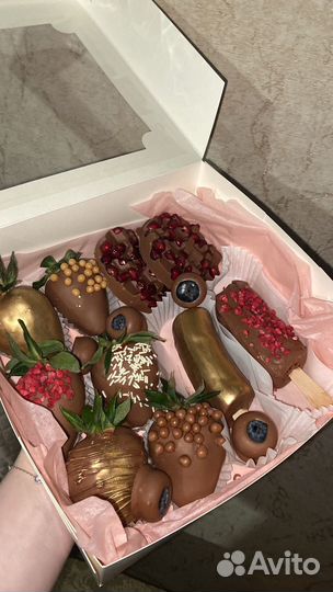 Клубника и фрукты в шоколаде