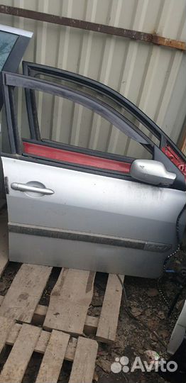 Передний правый дверь Рено Меган 2 серебристый