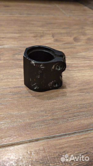 Зажим для трюкового самоката