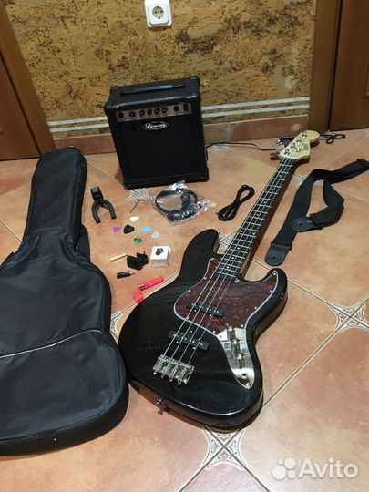 Бас-гитара Jazz Bass с комбо 15Ватт и полный набор