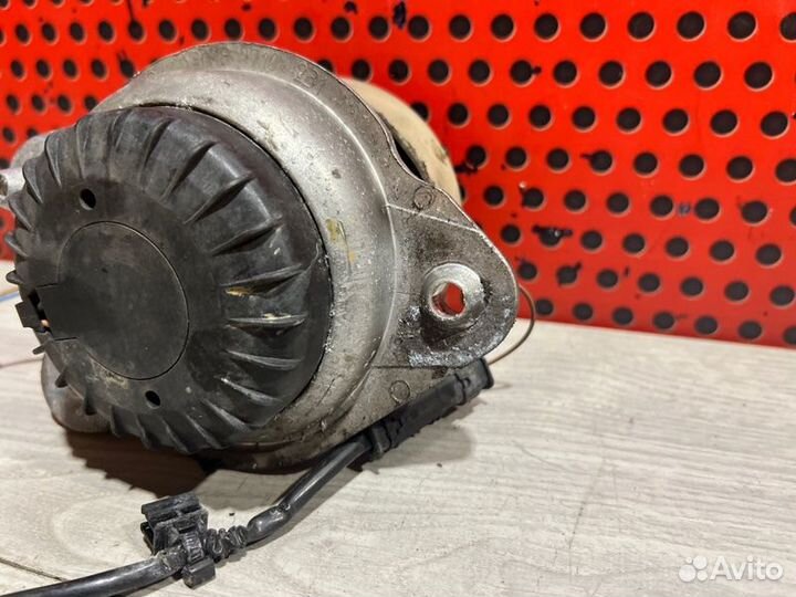 Подушка крепления двигателя Mercedes-Benz S W222