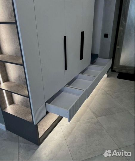 Шкаф на заказ яркого цвета