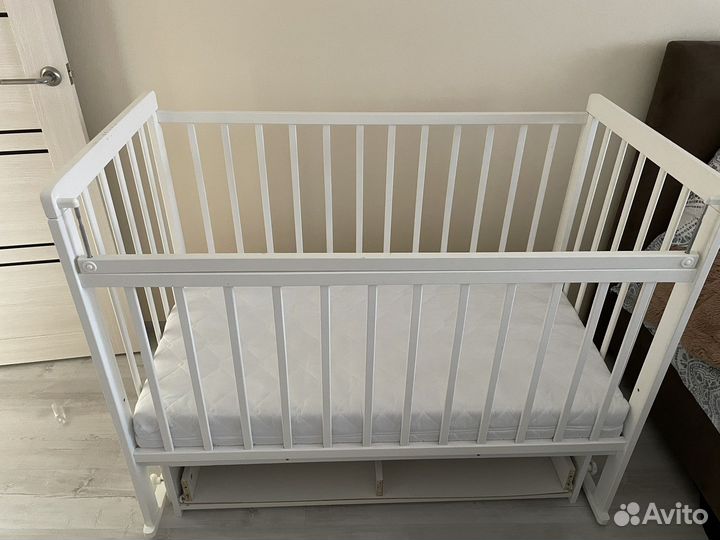 Детская кроватка с поперечным маятником