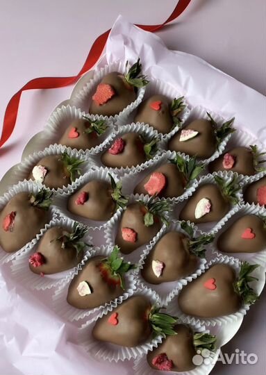 Клубника в шоколаде,голубика,малина,финики