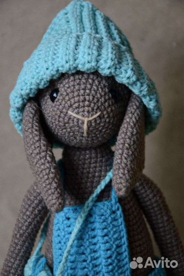 Вязаная игрушка заяц