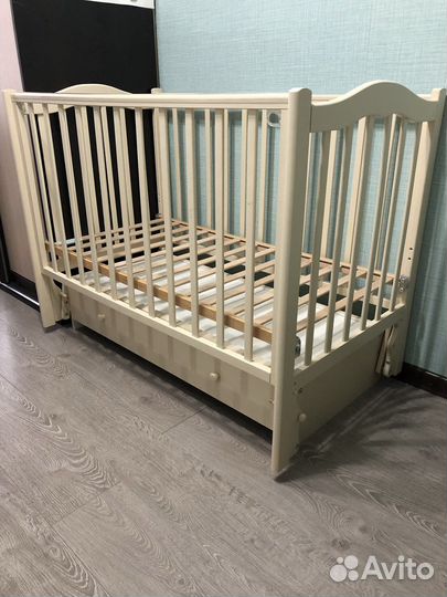 Детская кроватка с маятником