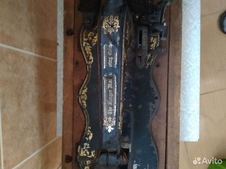 Антикварная ручная швейная машинка singer