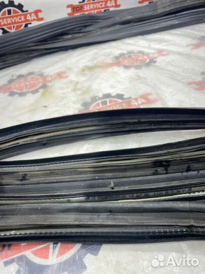 Уплотнитель двери комплект Skoda Octavia 1U5 AGU