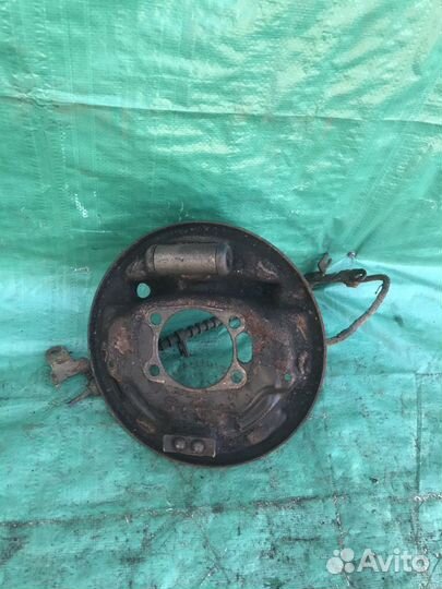 Щит опорный задний левый Dodge Caravan 4 2004 г