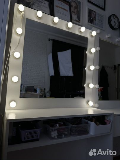 Гримерное зеркало со столом