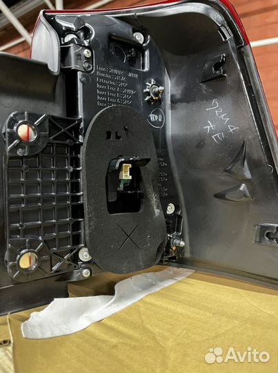 Задний левый фонарь на toyota 200