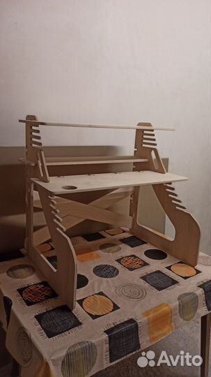 Фанеркая полка на письменный стол