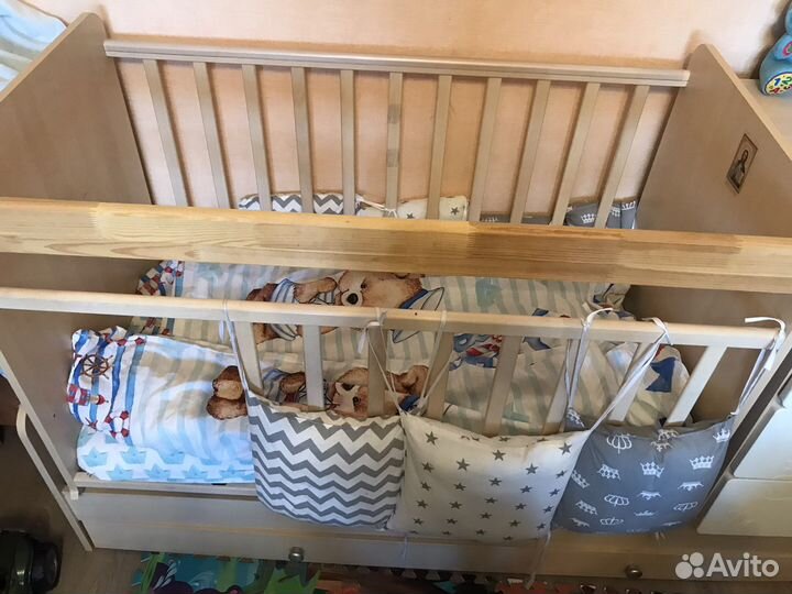 Детская кроватка с маятником