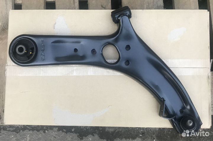 Рычаг правый передней подвески в сборе на Солярис