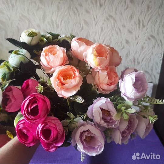 Искусственные цветы на кладбище